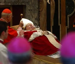 El Papa será enterrado en las Grutas Vaticanas, en el lugar que ocupó Juan XXIII