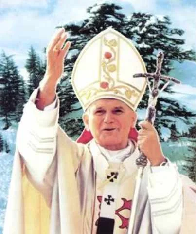 O statuie a Papei Ioan Paul al II-lea, în fața Casei Presei Libere...