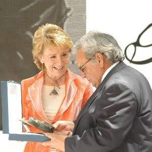 Esperanza Aguirre entrega a Raúl Rivero el premio a la tolerancia de la Comunidad de Madrid