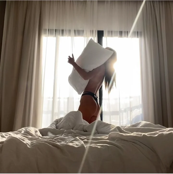 Despre Corina, fără cruce