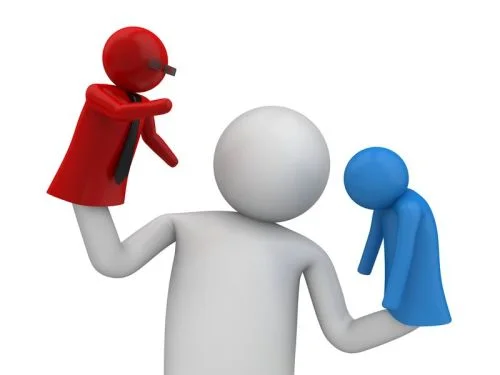 Iar deasupra tuturora, va vorbi un criticel...