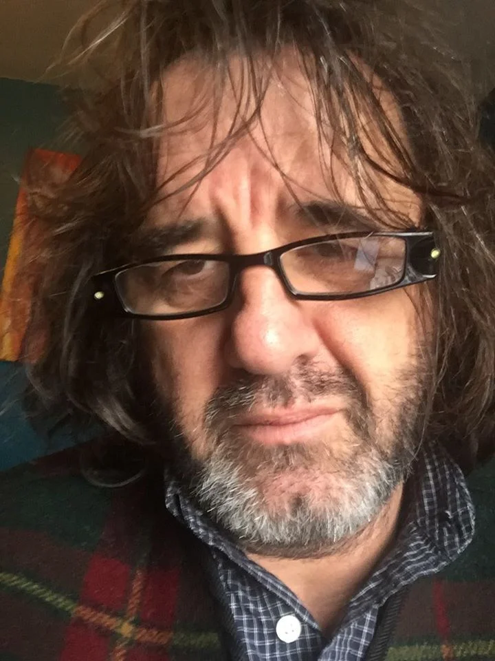 celui care încă mai crede că lumina dintre distanță și nemișcare se numește... poezie