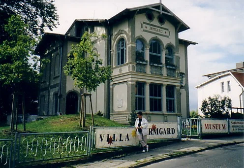 Der Weg zur Villa Irmgard führt über die Mauer in den Köpfen
