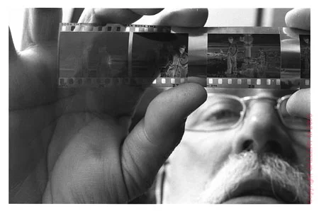 Un tip naiv și cam demodat. Fost contabil.