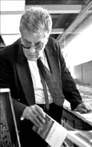 Entregan premio Neruda a poeta mexicano Pacheco