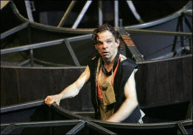 Denis Lavant, énigmatique héros de \"Homme pour homme\" de Brecht