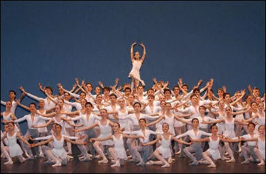 Les petits rats de l\'Opéra de Paris et leurs maîtres face au public