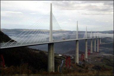 Le viaduc de Millau, le plus haut pont du monde, inauguré mardi