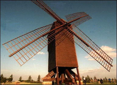 Pose du piédestal du moulin de Valmy, première étape de sa reconstruction